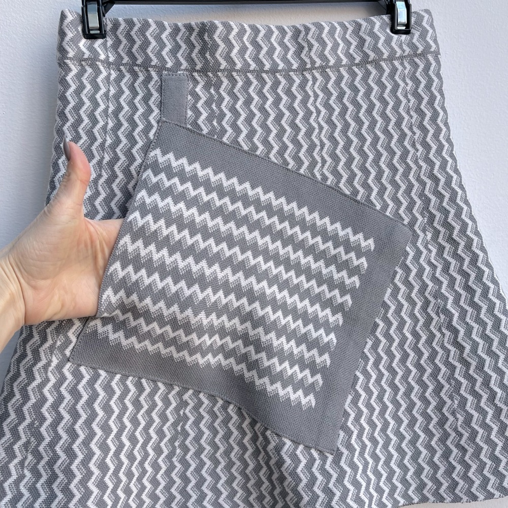 NWT Chicwish Grey White Chevron Print Patch Pocket Knit Skirt - Picture 2 of 3